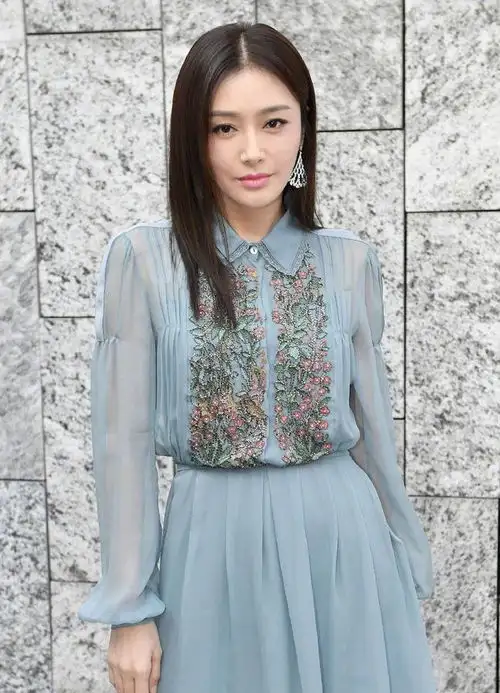 中年女人穿错衣服很土,跟着秦岚学穿搭,减龄时尚有气质