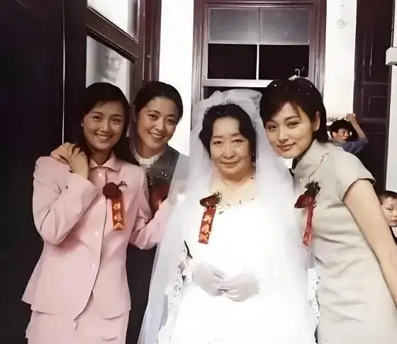 倪萍发千字长文悼念朱媛媛,晒老旧合影看哭众人,李乃文换掉头像