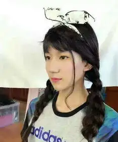 易烊千玺女装秒变白百何,自夸很俊