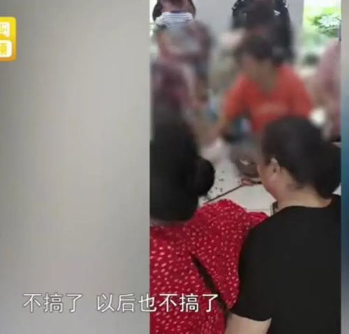 湖南长沙某小区举办包粽子比赛,一些大妈直接抢走食材,让工作人员崩溃