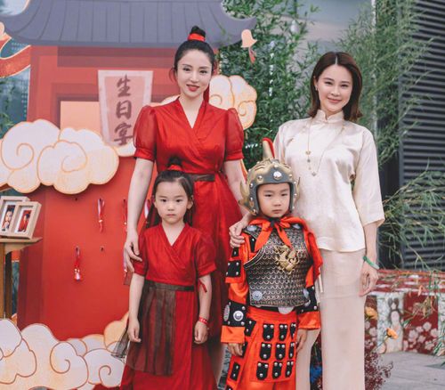董璇为5岁小酒窝庆生高云翔罕现身拍全家福,剃光头紧紧抱女儿