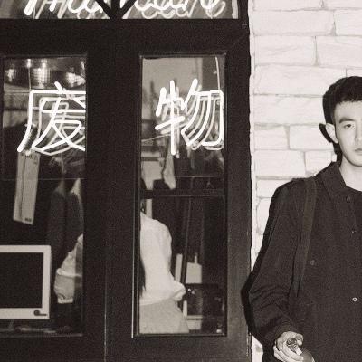 没有色彩的男生头像黑白成熟人的伤感可爱点