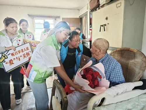 带着红旗去陪伴听四团百岁老人讲述爱与关怀