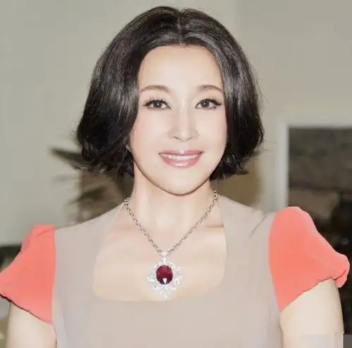 63岁的刘晓庆现身机场自曝吃货照,网友的关注却在她的脖子上