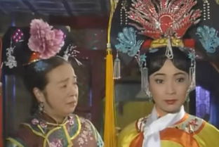 83岁容嬷嬷坐公交,男孩让座被她摁回去,太亲切了