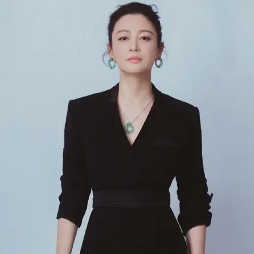 中年女星红毯图鉴殷桃镂空礼裙,吴越短发温柔,陈数女王气场