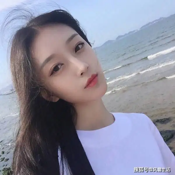 学生妹之间的仰卧起坐,但是站着的妹子也不能占漂亮妹子的便宜