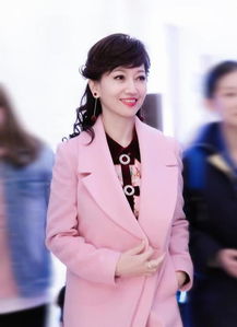50岁女人穿大衣别老一套学赵雅芝这2种穿搭,美到骨子里