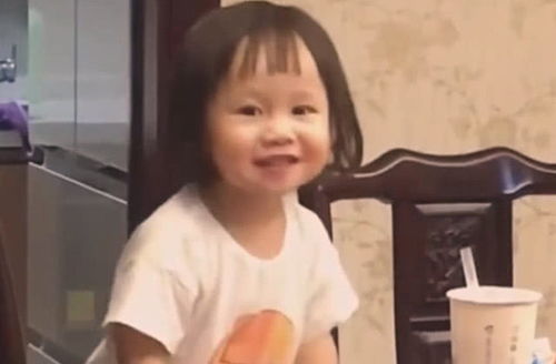表情3岁小女孩偷吃零食,被妈妈发现后露出微笑,网友太可爱了腾讯新闻表情