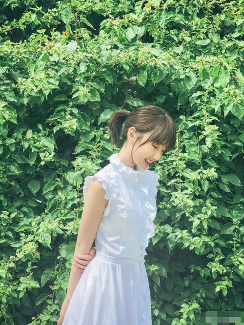 毛晓彤晒绿野造型,穿白色裙子清纯无敌了逆龄变回18岁少女