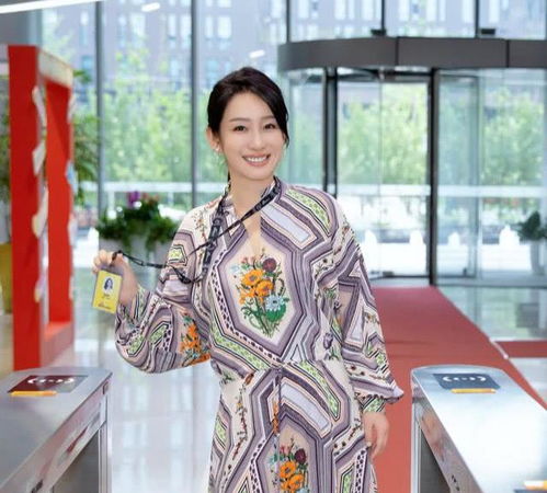 衬衫配半身裙如何穿出高级感学秦海璐穿搭造型,气质意外惊艳