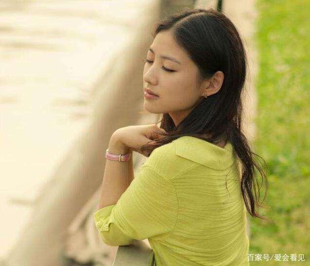 人到中年,发现婚姻里缺钱比缺爱更悲剧