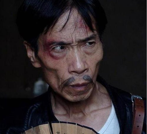 因饰演贾队长大火,61岁才被观众所熟知,如今已成男神级人物