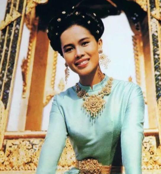本来爱情甜蜜的王妃迷上整容后年过50出轨身高一米六的保镖