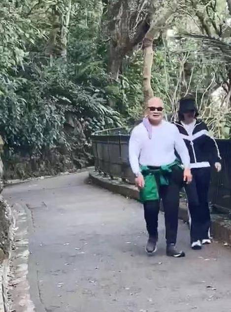 57岁关之琳疑有新恋情与光头男爬山一路热聊,相亲还是约会