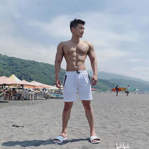 厚实的背肌健硕的胸肌,爱健身的阳光小子励志且有范,为他点赞