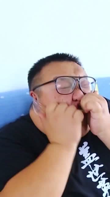 小姐姐真的狠啊,看小哥哥表情真逗