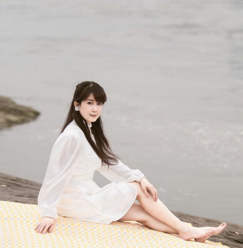 52岁孟庭苇不服老,穿白色连衣裙还有少女感,阿姨辈里少见