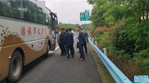 湄潭旅游包车半途抛锚22人被困在高速路