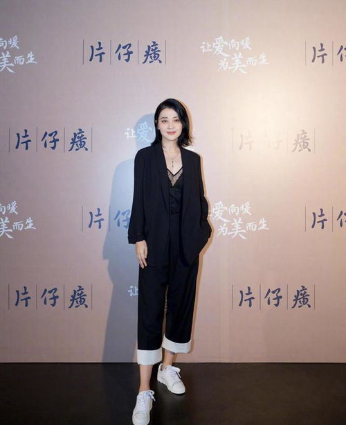 梅婷扎起马尾气质太减龄,穿简约皮质连衣裙,高级感扑面而来