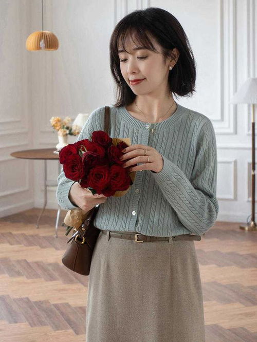 奔三奔四的中年女性应该如何穿针织衫会更合适,也更温柔时髦