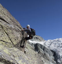 英男子登山时失去双手双脚欲以残躯挑战4500米险峰