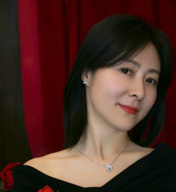 中年女人,不要戴这4种假时髦,真土气的首饰,懂得这4点老得体面