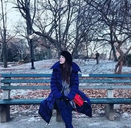 伊能静和秦昊走机场,打扮洋气比小十岁老公嫩,戴同款眼镜好般配