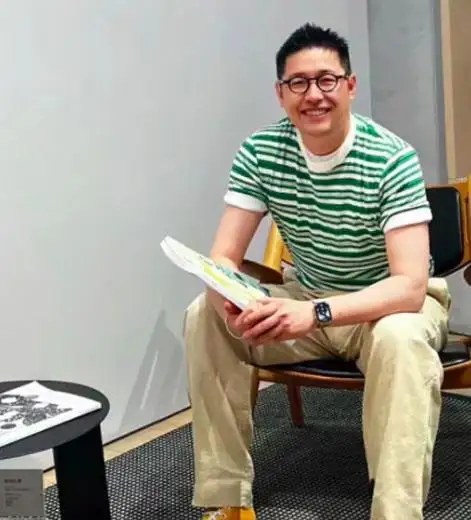 50岁男人,不想被叫大爷那这3种颜色别穿了,显油腻又显老