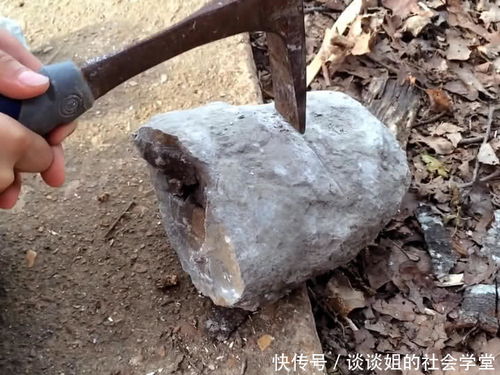 男子在路边砸石头,砸碎后看清里面的东西,表情不淡定了