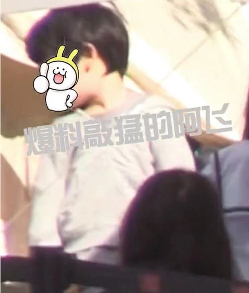 baby带儿子户外聚餐,小海绵转圈表情委屈,被阿姨抱怀里哄超软萌