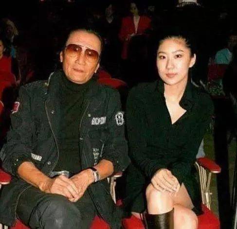 84岁谢贤口齿不清还捞金吃药维持与小49岁女友恋爱,曾给千万分手费他太浪
