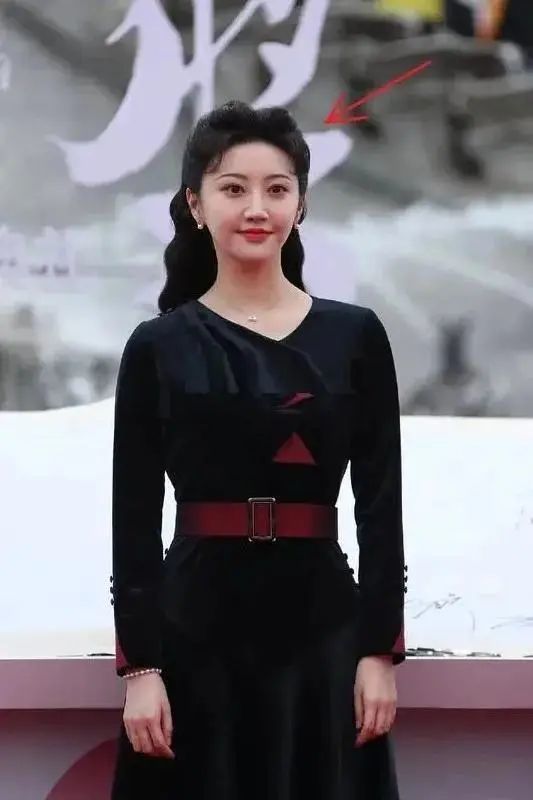 景甜旗袍造型太美,先前却撞脸悲伤蛙,这是好看还是不好看
