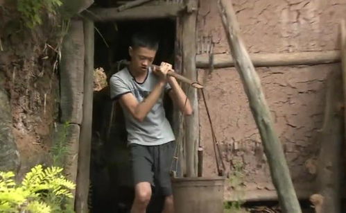 贵州巨婴为了网费拖着凳子打父亲,14岁被丢大山改造又殴打同伴
