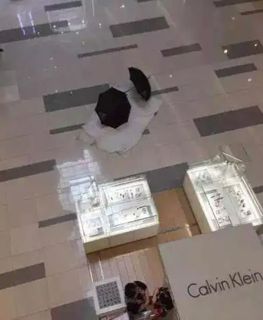 上海一名中年妇女坠落商场中庭身亡图