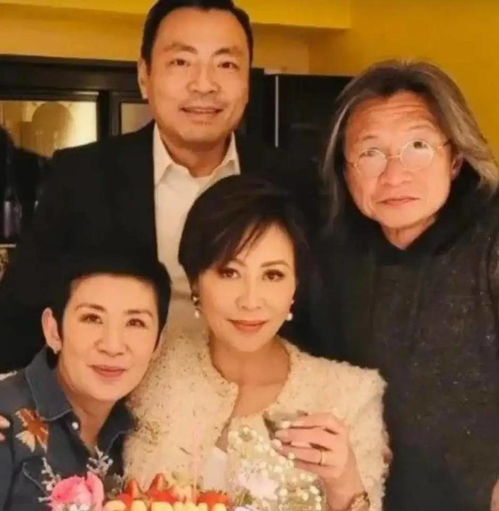 55岁刘嘉玲晒圣诞照,穿千元毛衣摸2米大树,丈夫梁朝伟未同框
