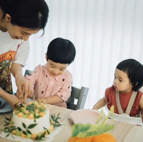 林宥嘉陪老婆儿女公园玩耍,抱儿子爬梯子,还帮孩子洗餐具超温柔