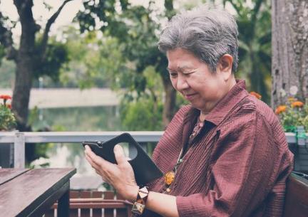 女人五十岁以后,单身过好,还是找个老伴好,三个女人说了老实话