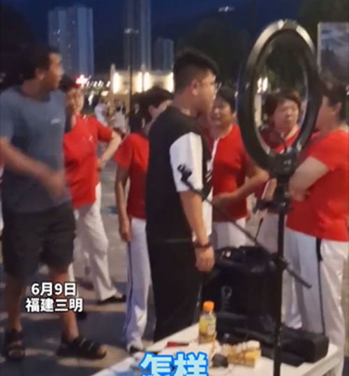 福建小伙直播遇广场舞大妈,为争场地用音响对放,大妈来打我啊