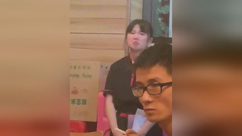 顾客在饭店喝得太晚把服务员小姐姐都困出表情包