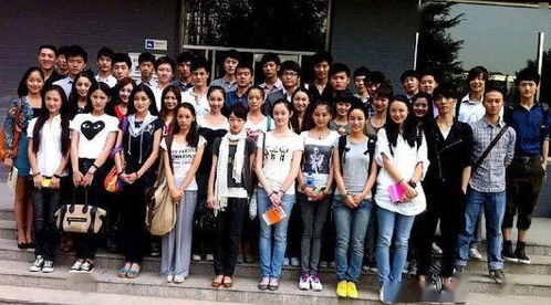 周冬雨参加北电同学聚会,大手笔包大家吃喝,合照时笑出了表情包