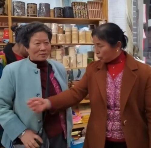 大妈逛黄山景区某纪念品店疑遭碰瓷,争执中再次出现意外