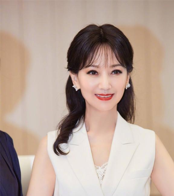 40岁女人短发和长发怎么选避开这几个雷区,不仅时髦还减龄