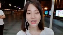 冯提莫街头唱大叔不要跑,声音和表情太可爱了