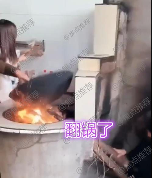 女婿过年帮丈母娘烧火,一棍子顶翻锅,母女俩表情让女婿不知所措