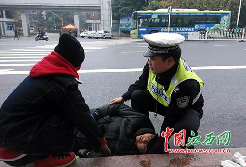 表情新余一老太太街头摔伤躺在湿冷地面协警赶来托扶半小时...表情