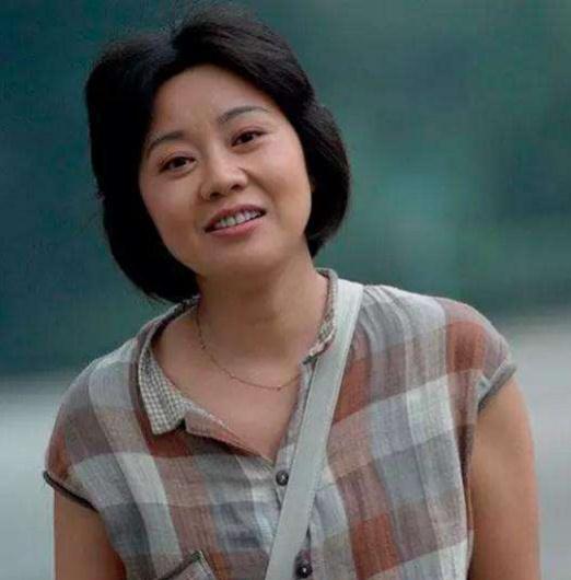48岁闫妮扎麻花辫穿吊带背心,少女穿搭毫无违和感,美到骨子里