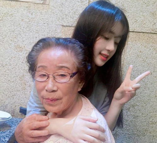 红人50岁的妈妈竟然比20岁的女儿还美一出场惊艳了时光...