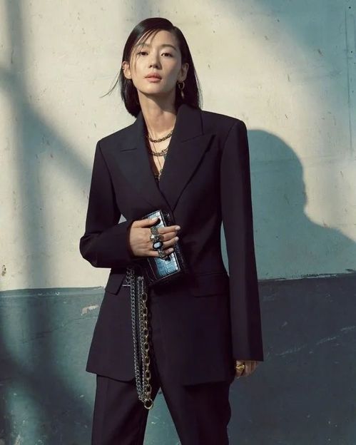 40岁全智贤基因赢过富豪老公穿休闲装带儿子逛街,儿子长腿瞩目