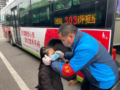 孩子没戴口罩就出门,公交司机贴心送上爱心口罩